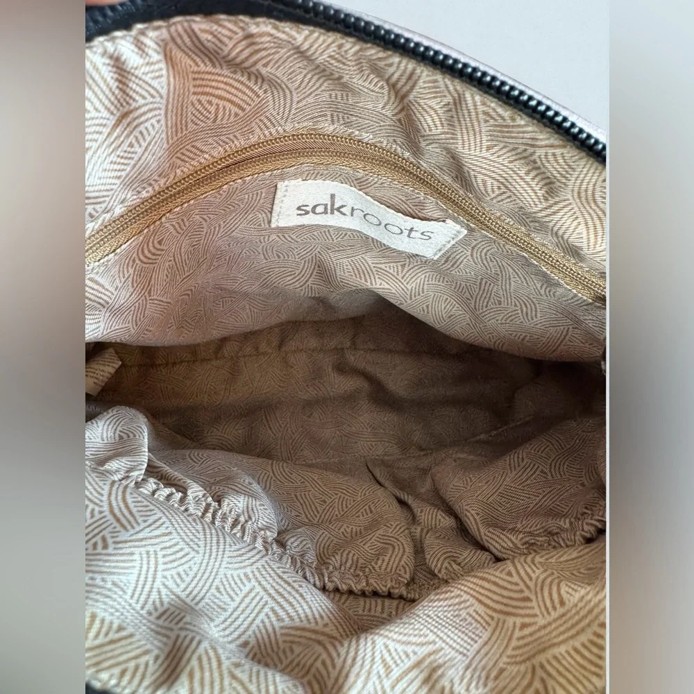 SAKROOTS Artist Circle Flat Crossbody Bag. - Picture 13 of 16